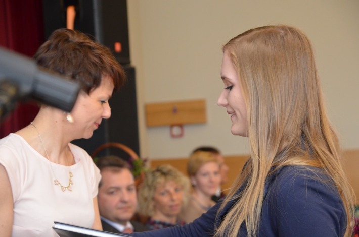 Tuchola: ZSLiA ze świadectwami w ręku - ZDJĘCIA