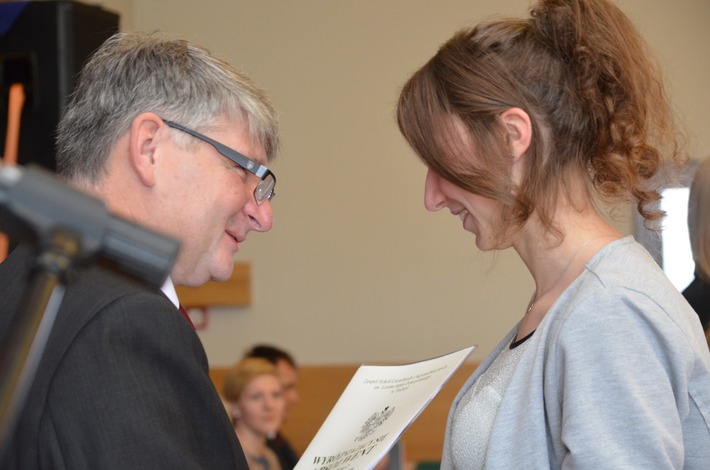 Tuchola: ZSLiA ze świadectwami w ręku - ZDJĘCIA