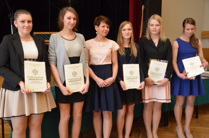 Tuchola: ZSLiA ze świadectwami w ręku - ZDJĘCIA