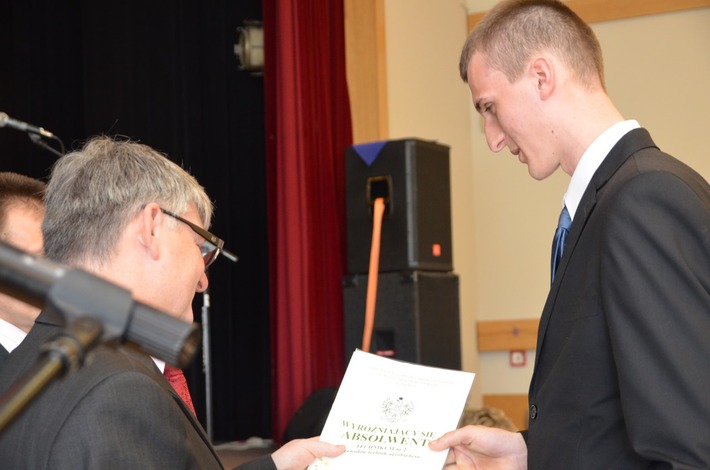 Tuchola: ZSLiA ze świadectwami w ręku - ZDJĘCIA