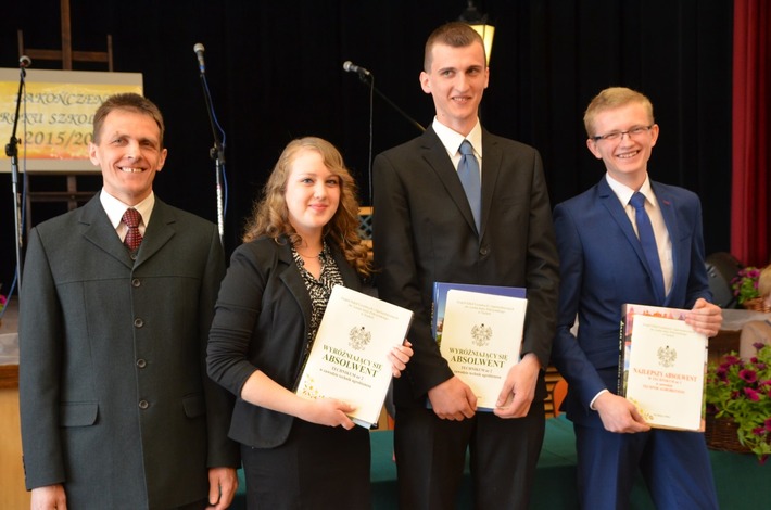 Tuchola: ZSLiA ze świadectwami w ręku - ZDJĘCIA