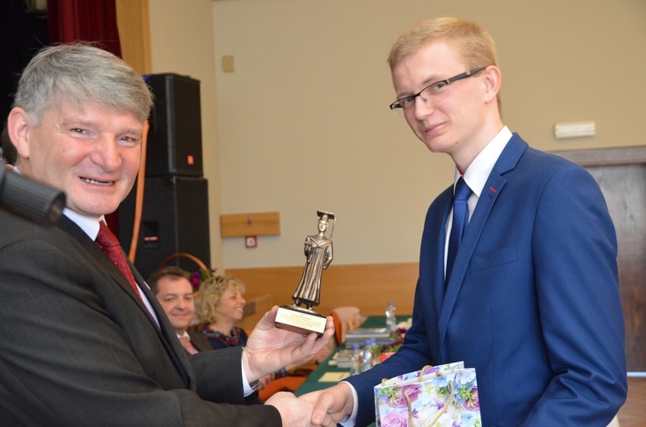 Tuchola: ZSLiA ze świadectwami w ręku - ZDJĘCIA