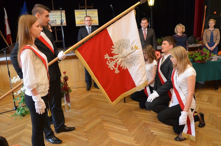 Tuchola: ZSLiA ze świadectwami w ręku - ZDJĘCIA