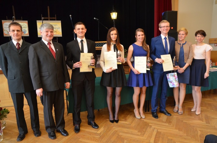 Tuchola: ZSLiA ze świadectwami w ręku - ZDJĘCIA