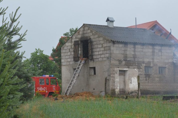 Gmina Kęsowo: Piorun uderzył w budynek. Pożar - ZDJĘCIA
