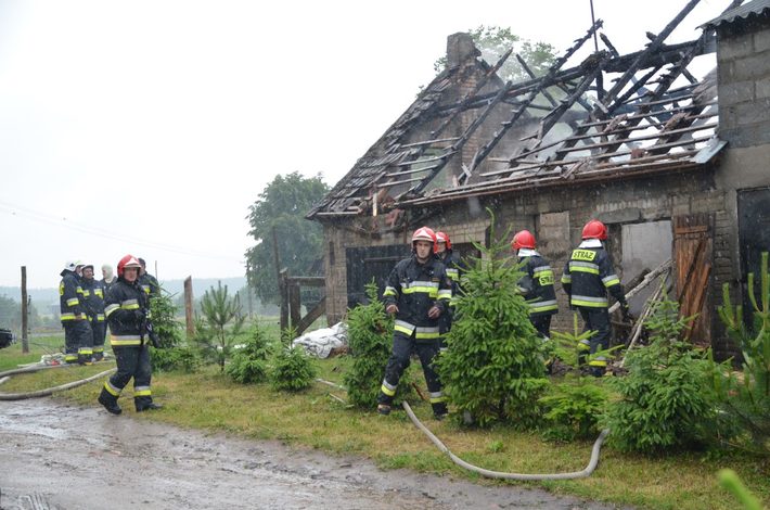 Gmina Kęsowo: Piorun uderzył w budynek. Pożar - ZDJĘCIA