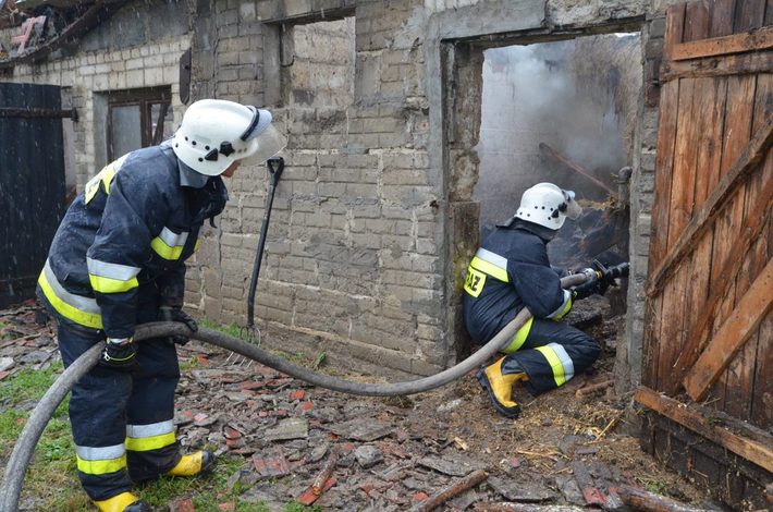 Gmina Kęsowo: Piorun uderzył w budynek. Pożar - ZDJĘCIA