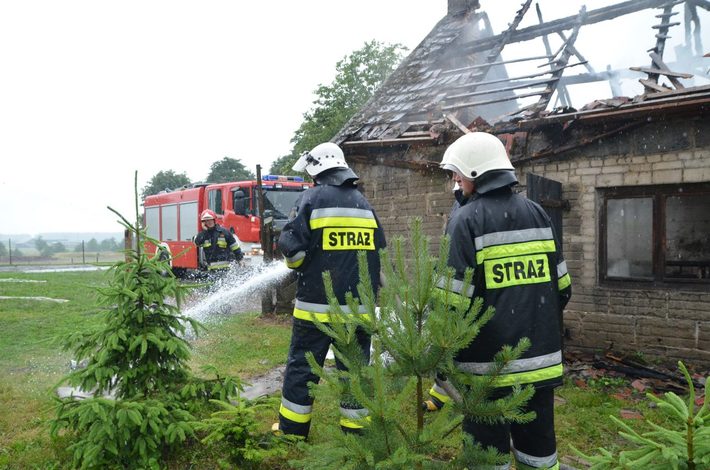 Gmina Kęsowo: Piorun uderzył w budynek. Pożar - ZDJĘCIA