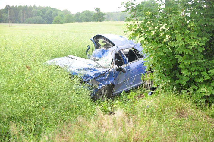 Bysław-Lubiewo: Wypadł z drogi i uderzył w drzewo - ZDJĘCIA