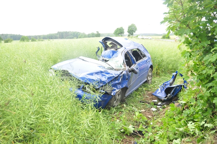Bysław-Lubiewo: Wypadł z drogi i uderzył w drzewo - ZDJĘCIA