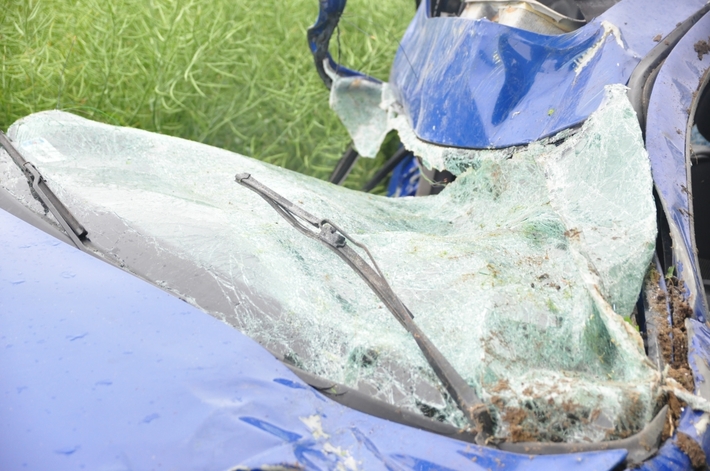 Bysław-Lubiewo: Wypadł z drogi i uderzył w drzewo - ZDJĘCIA