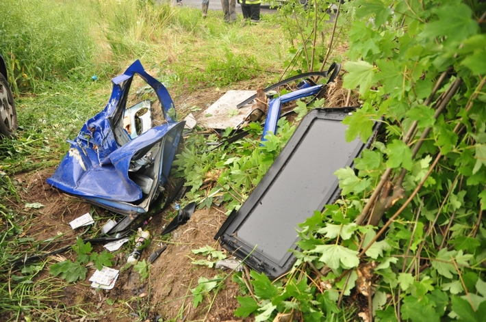 Bysław-Lubiewo: Wypadł z drogi i uderzył w drzewo - ZDJĘCIA