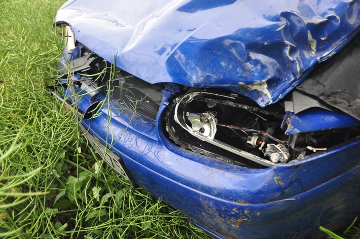 Bysław-Lubiewo: Wypadł z drogi i uderzył w drzewo - ZDJĘCIA