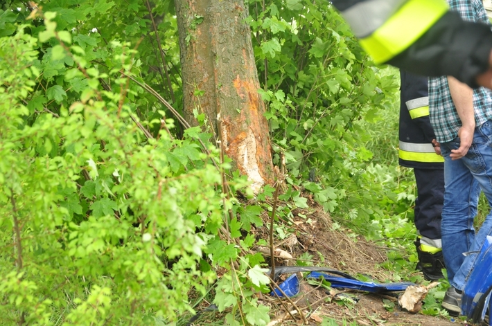 Bysław-Lubiewo: Wypadł z drogi i uderzył w drzewo - ZDJĘCIA