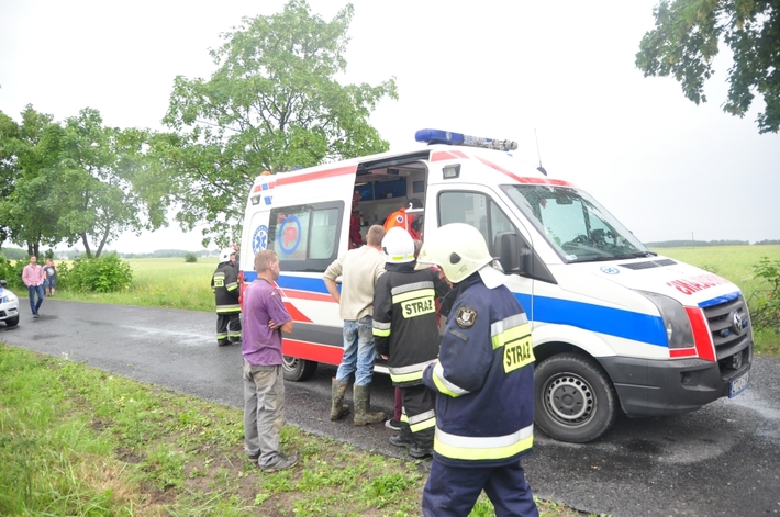 Bysław-Lubiewo: Wypadł z drogi i uderzył w drzewo - ZDJĘCIA