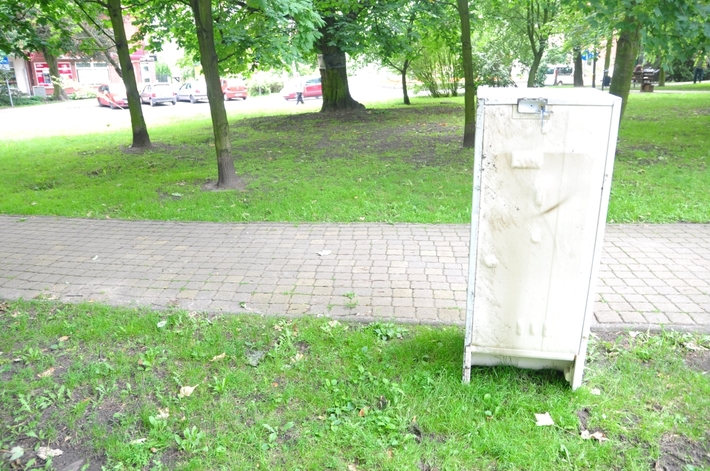 Tuchola: Ktoś wyrzucił lodówkę w centrum miasta - ZDJĘCIA