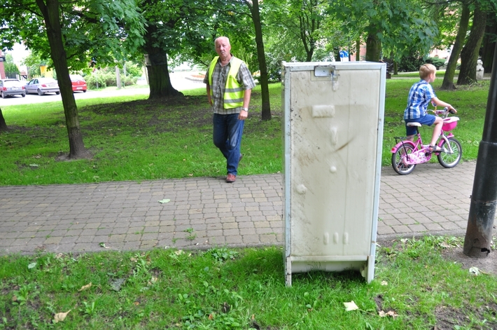 Tuchola: Ktoś wyrzucił lodówkę w centrum miasta - ZDJĘCIA