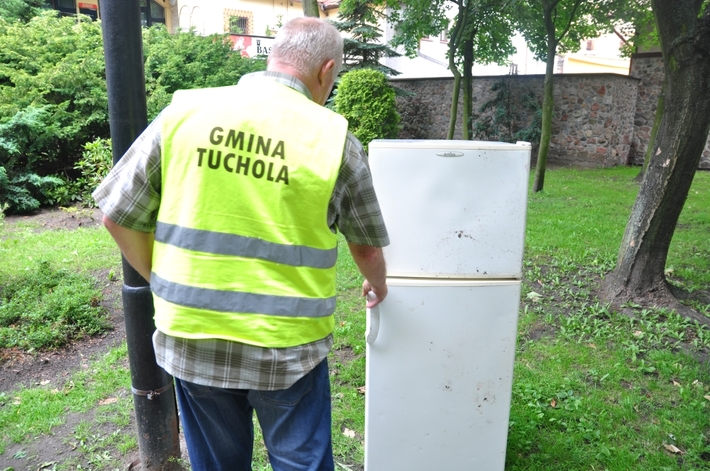 Tuchola: Ktoś wyrzucił lodówkę w centrum miasta - ZDJĘCIA