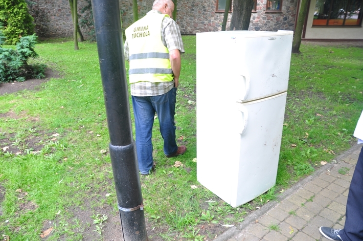 Tuchola: Ktoś wyrzucił lodówkę w centrum miasta - ZDJĘCIA