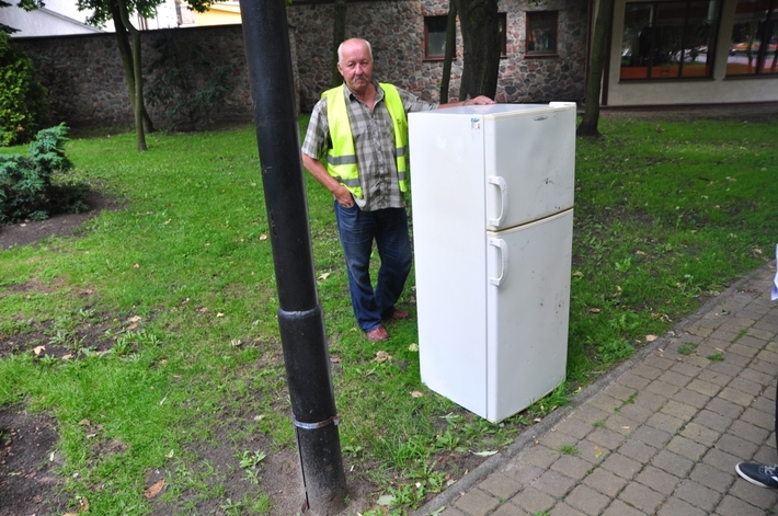 Tuchola: Ktoś wyrzucił lodówkę w centrum miasta - ZDJĘCIA