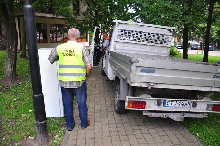 Tuchola: Ktoś wyrzucił lodówkę w centrum miasta - ZDJĘCIA