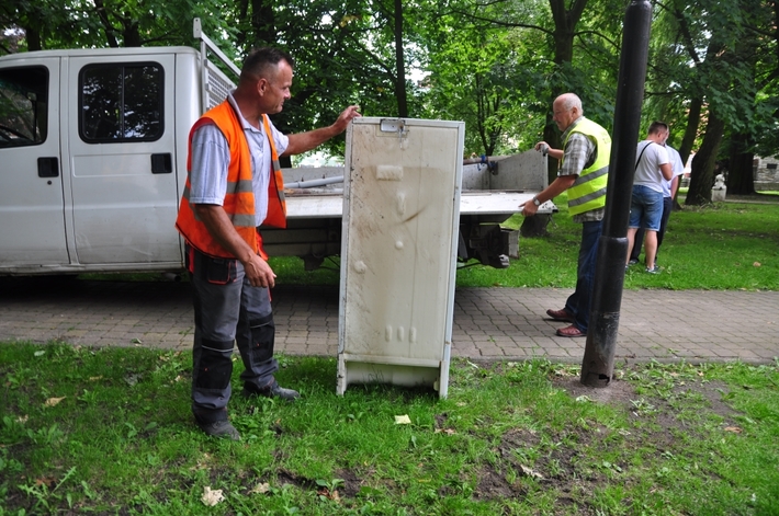 Tuchola: Ktoś wyrzucił lodówkę w centrum miasta - ZDJĘCIA