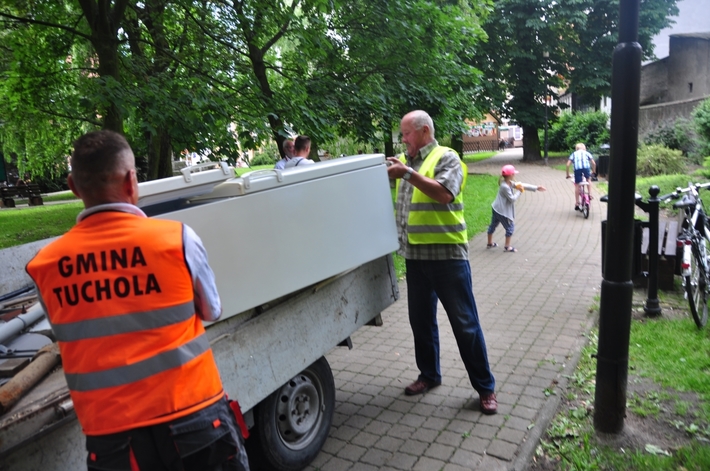 Tuchola: Ktoś wyrzucił lodówkę w centrum miasta - ZDJĘCIA