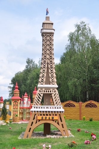 Zbudował swoją Wieżę Eiffla i Statuę Wolności! - ZDJĘCIA