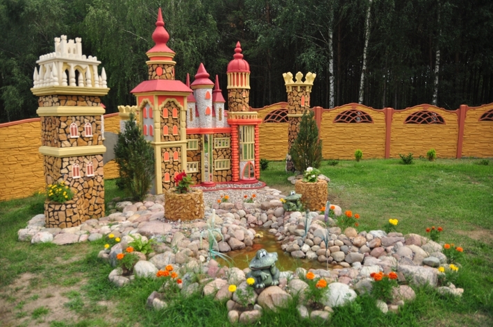 Zbudował swoją Wieżę Eiffla i Statuę Wolności! - ZDJĘCIA