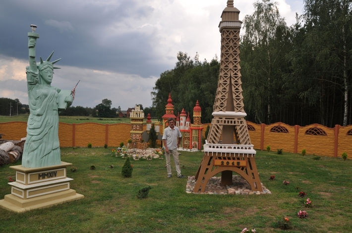 Zbudował swoją Wieżę Eiffla i Statuę Wolności! - ZDJĘCIA