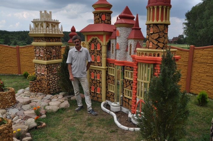 Zbudował swoją Wieżę Eiffla i Statuę Wolności! - ZDJĘCIA