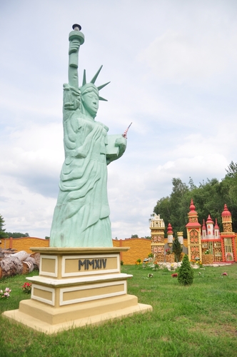 Zbudował swoją Wieżę Eiffla i Statuę Wolności! - ZDJĘCIA