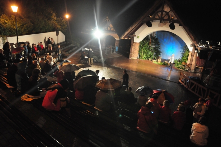 Cekcyn: Nocne Misteria Nadjeziorne z filozoficznym motywem - GALERIA ZDJĘĆ