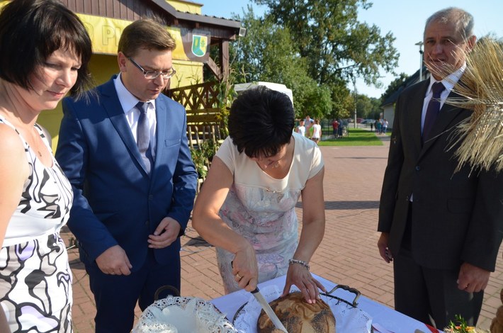 Wielka Klonia: Wójt i starostowie częstowali chlebem - ZDJĘCIA