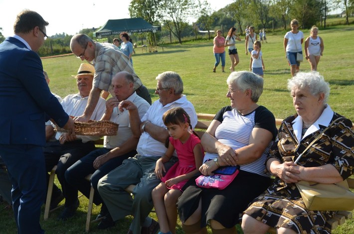Wielka Klonia: Wójt i starostowie częstowali chlebem - ZDJĘCIA