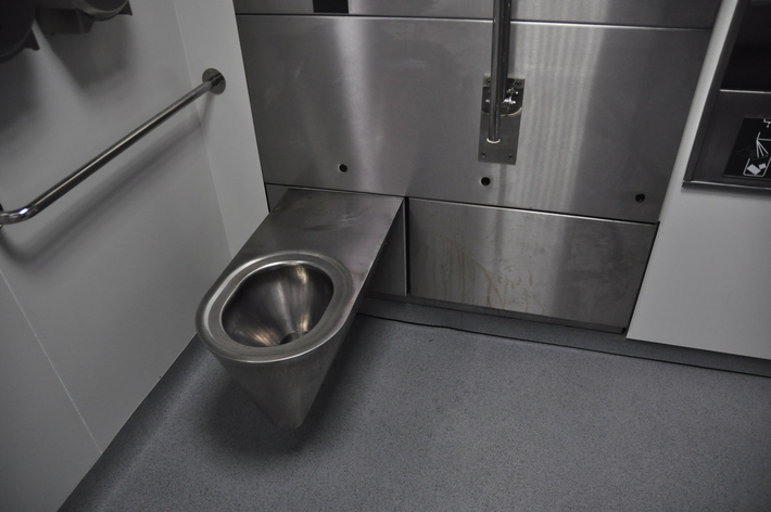 Przedziwny wypadek w publicznej toalecie! Zraniona... ZDJĘCIA