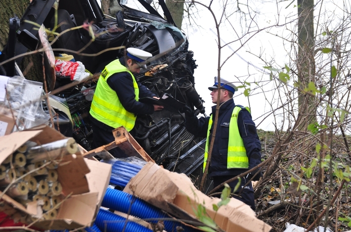 Tuchola-Chojnice: Wypadek tira za... Piastoszynem - ZDJĘCIA