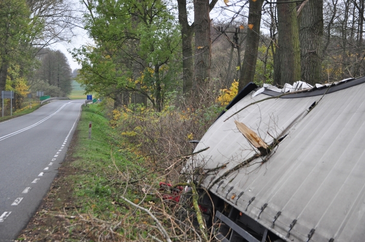 Tuchola-Chojnice: Wypadek tira za... Piastoszynem - ZDJĘCIA