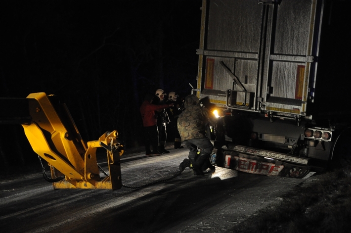 ZIMA NA DROGACH: Tir wpadł do rowu na trasie Łyskowo-Gostycyn. Bardzo źle w Żalnie