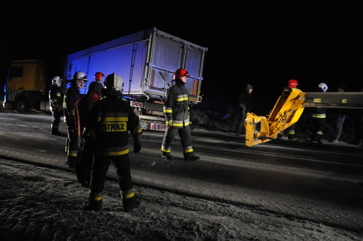 ZIMA NA DROGACH: Tir wpadł do rowu na trasie Łyskowo-Gostycyn. Bardzo źle w Żalnie