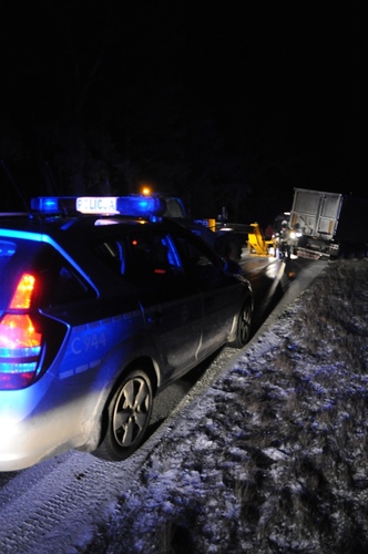 ZIMA NA DROGACH: Tir wpadł do rowu na trasie Łyskowo-Gostycyn. Bardzo źle w Żalnie