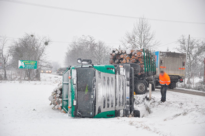 PIĄTEK: Trudne warunki na drogach. Ciężarówka przewróciła się na DW 240 - ZDJĘCIA