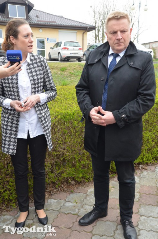 Przekazanie nowej karetki pogotowia dla Gostycyna