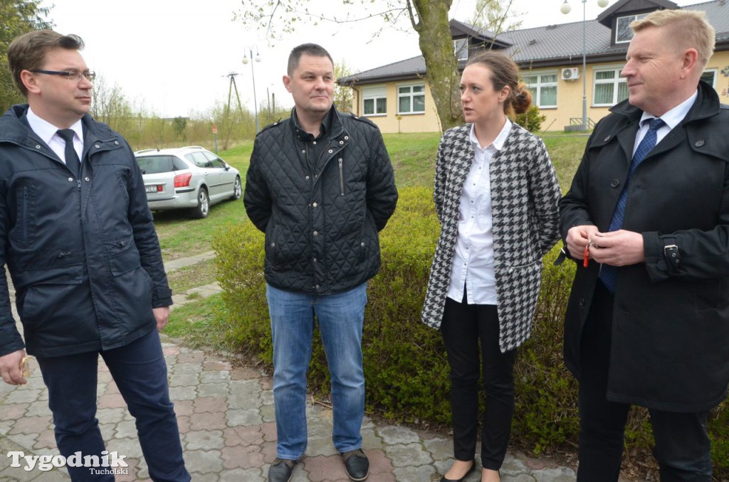Przekazanie nowej karetki pogotowia dla Gostycyna