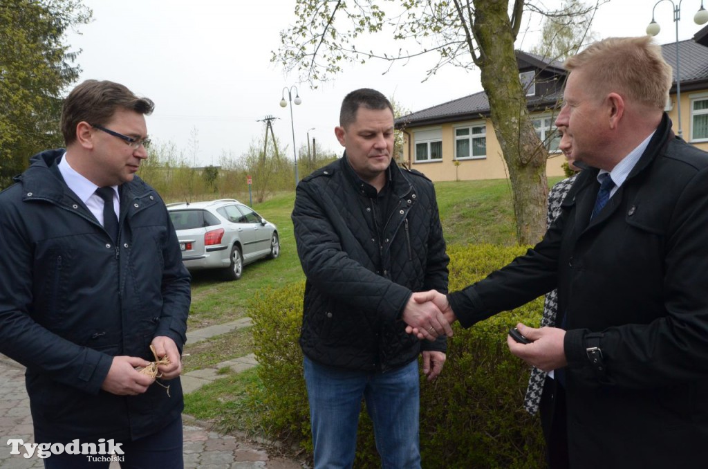 Przekazanie nowej karetki pogotowia dla Gostycyna