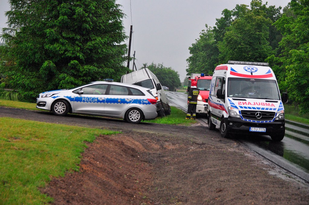 Za Tucholą. Dostawczak wypadł z drogi