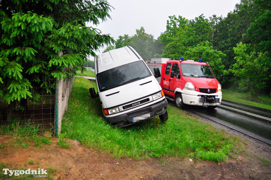 Za Tucholą. Dostawczak wypadł z drogi