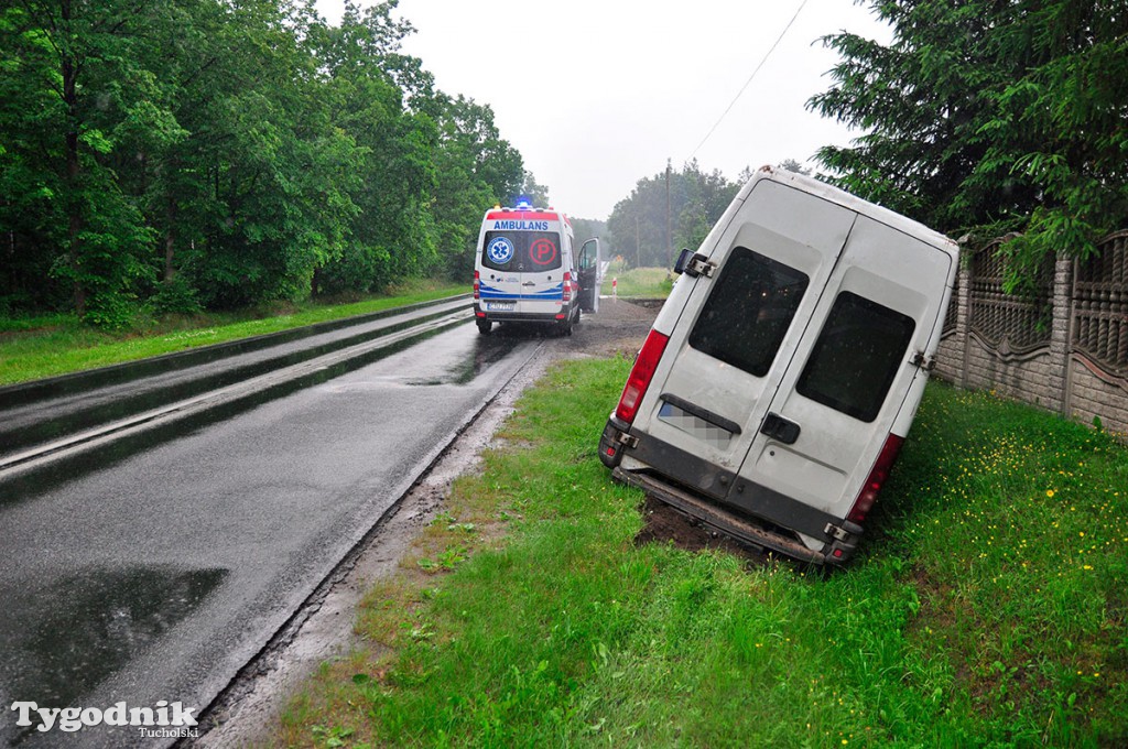 Za Tucholą. Dostawczak wypadł z drogi