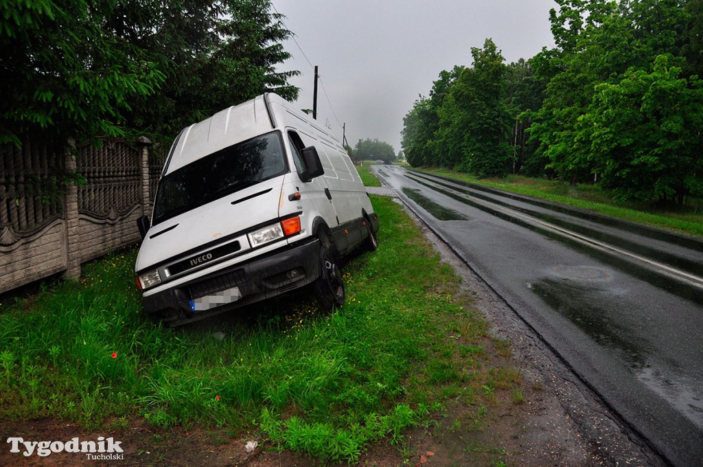 Za Tucholą. Dostawczak wypadł z drogi
