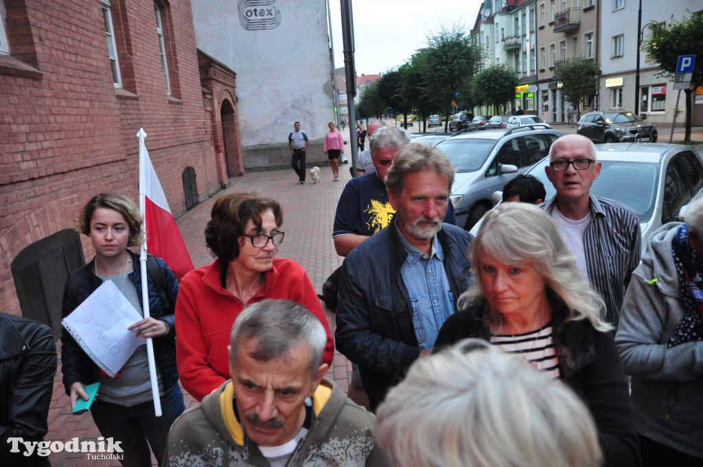 Protest pod sądem w Tucholi